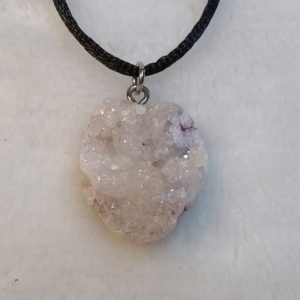 Crystal pendent on silke rope